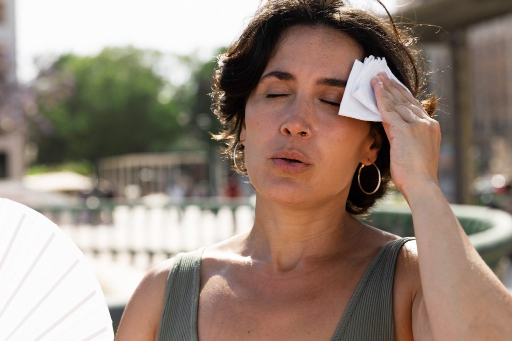 femme a chaud sous la canicule