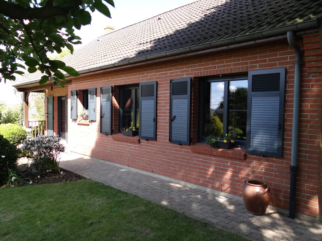 Maison avec menuiseries noires en aluminium