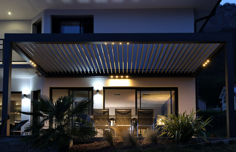 Pergola bioclimatique en vue extérieure de nuit