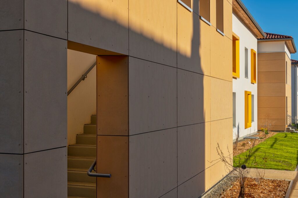 détail sur la case d'escalier d'un immeuble isolé par l'extérieur
