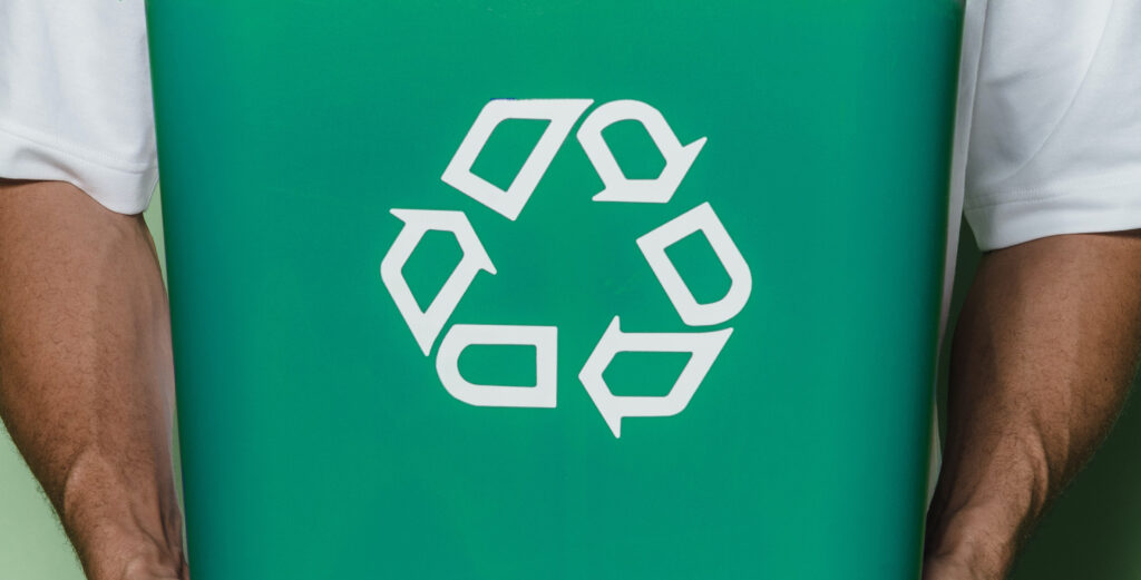 Container avec le logo symbolisant le recyclage