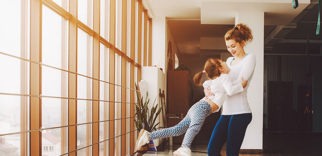 une mère avec sa fille devant des fenêtres isolantes